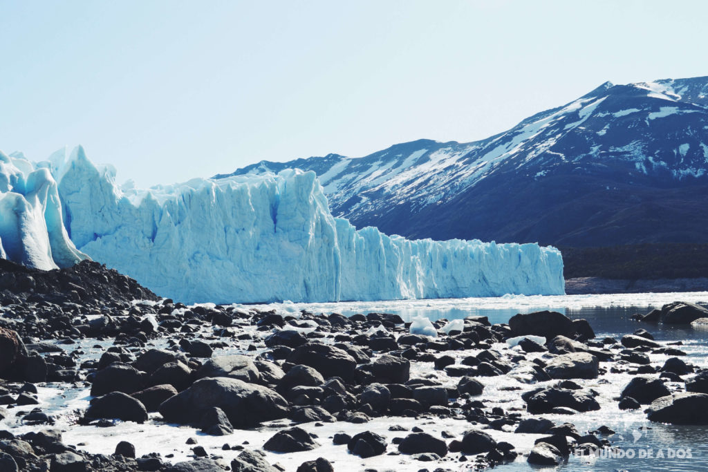 Glaciar Perito Moreno con montañas