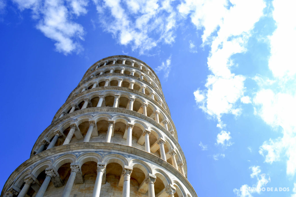 Torre de Pisa desde abajo. Plaza de los Milagros