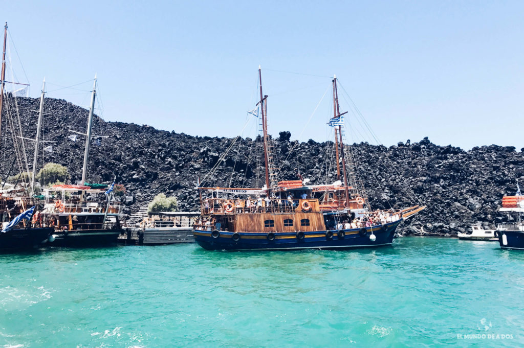 Barcos de excursiones. Caldera de Santorini