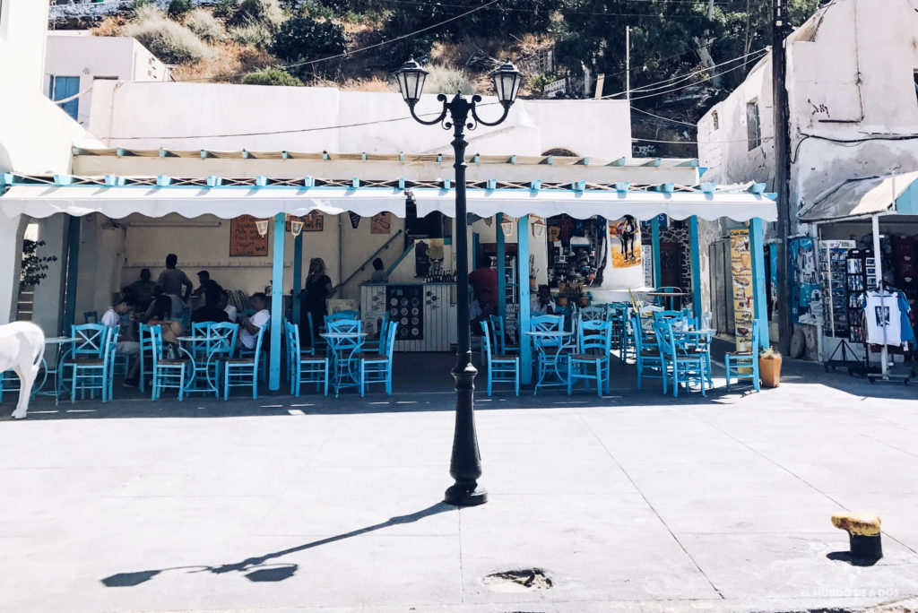 Restaurante en el puerto de Fira. Caldera de Santorini