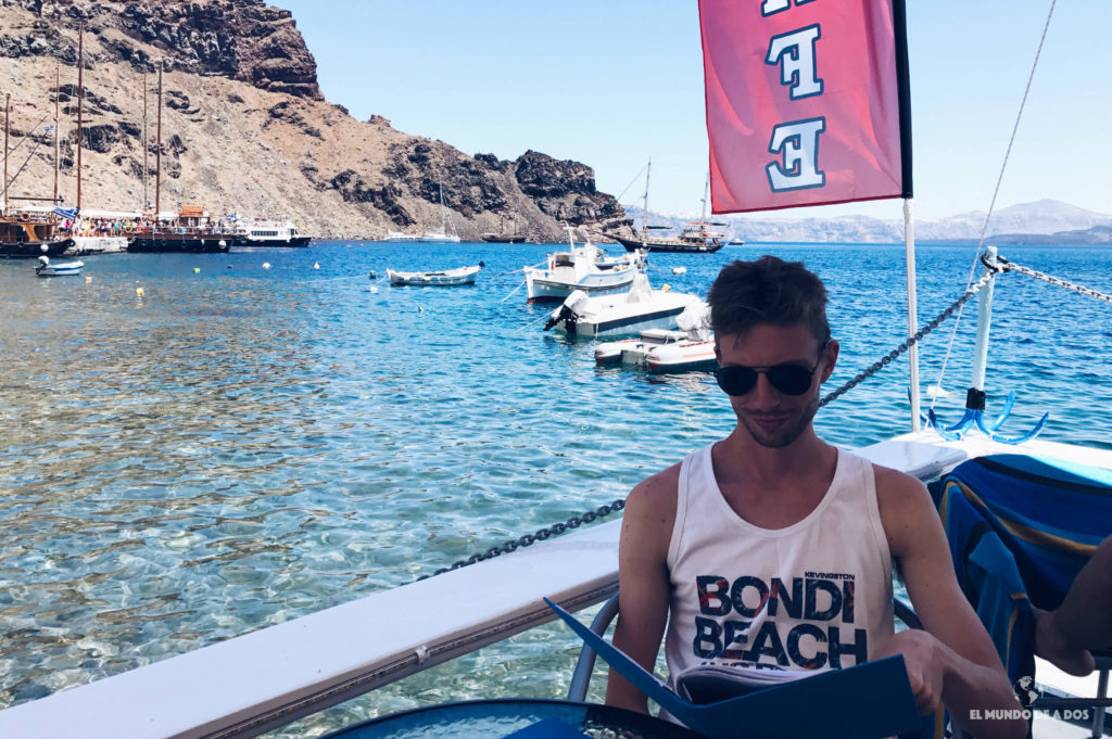 Almuerzo en el puerto de Korfos. Caldera de Santorini