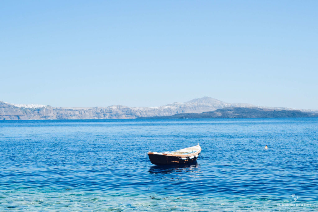 Bote en el puerto de Korfos. Caldera de Santorini