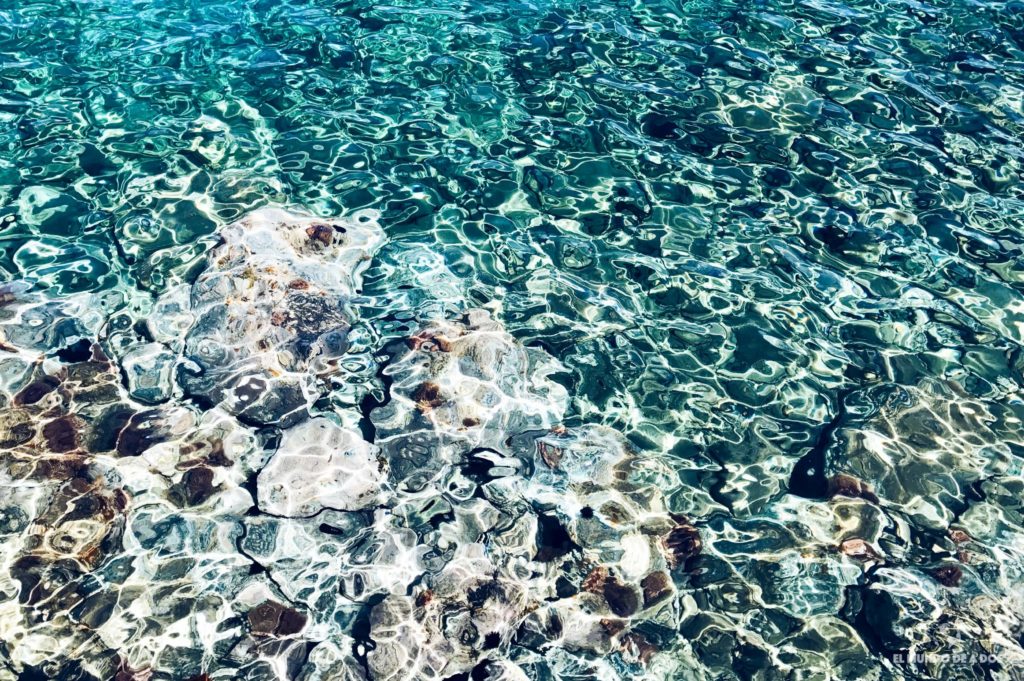 El agua transparente-turquesa de Korfos. Caldera de Santorini