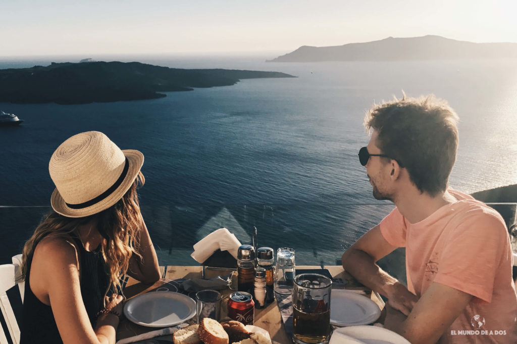 Cenando con vista al mar. Que ver en Santorini en 3 días