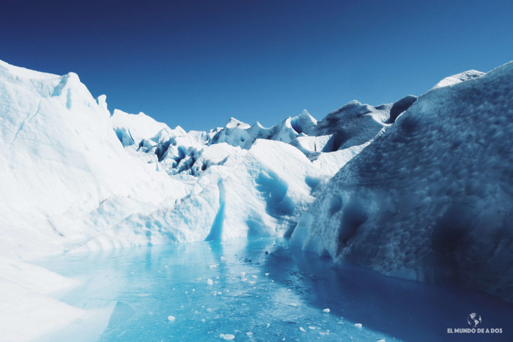 Lago congelado en el glaciar. Minitrekking Perito Moreno