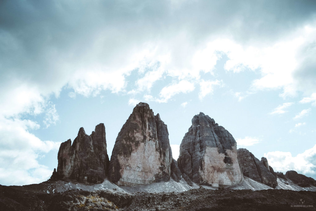 Las Tres Cimas de Lavaredo hacia el cielo. Viaje a los Dolomitas en verano.