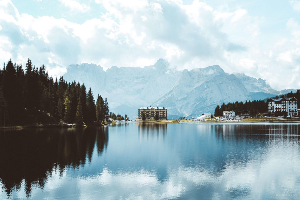 El lago Misurina. Viaje a los Dolomitas en verano.