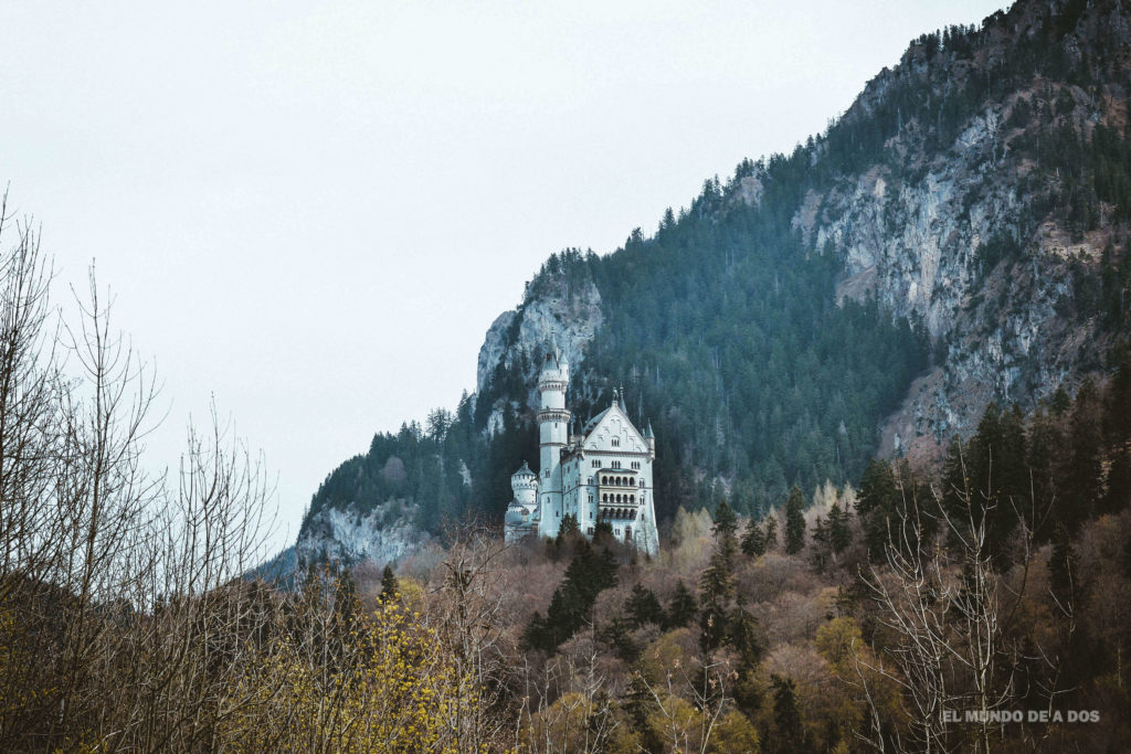 Entre las montañas. Neuschwanstein, castillo del rey loco