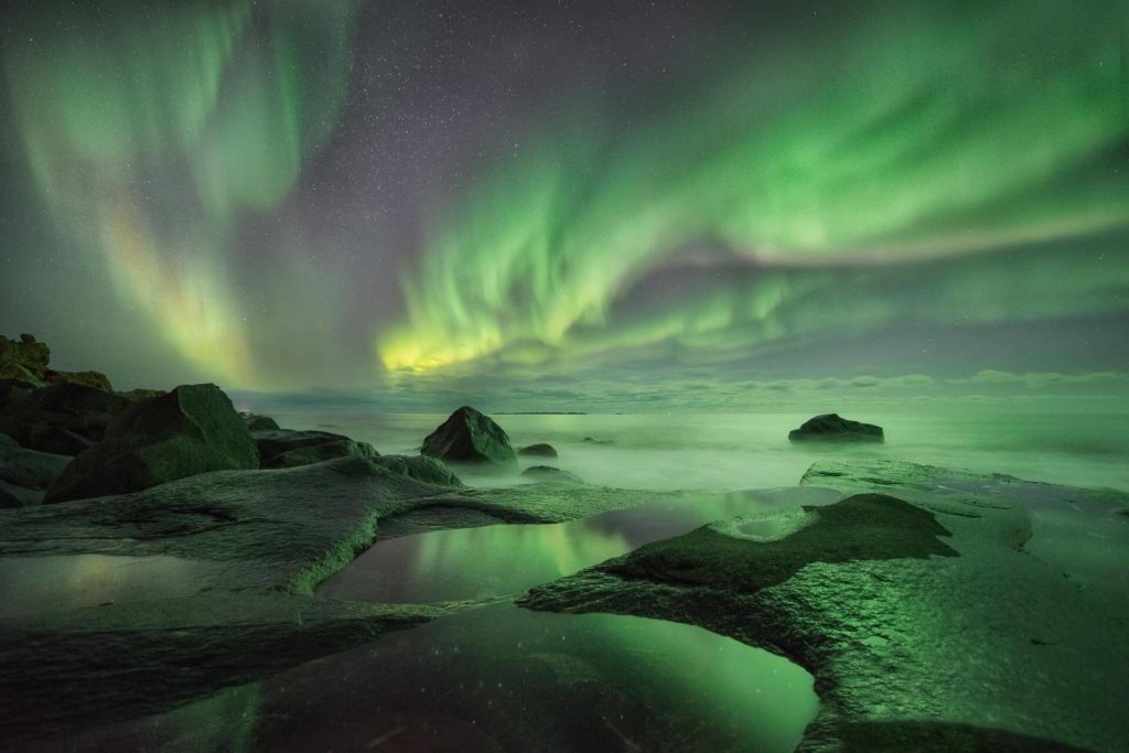 El reflejo de las auroras por @capturetheatlas. Fotografiar la Aurora Boreal en Islandia