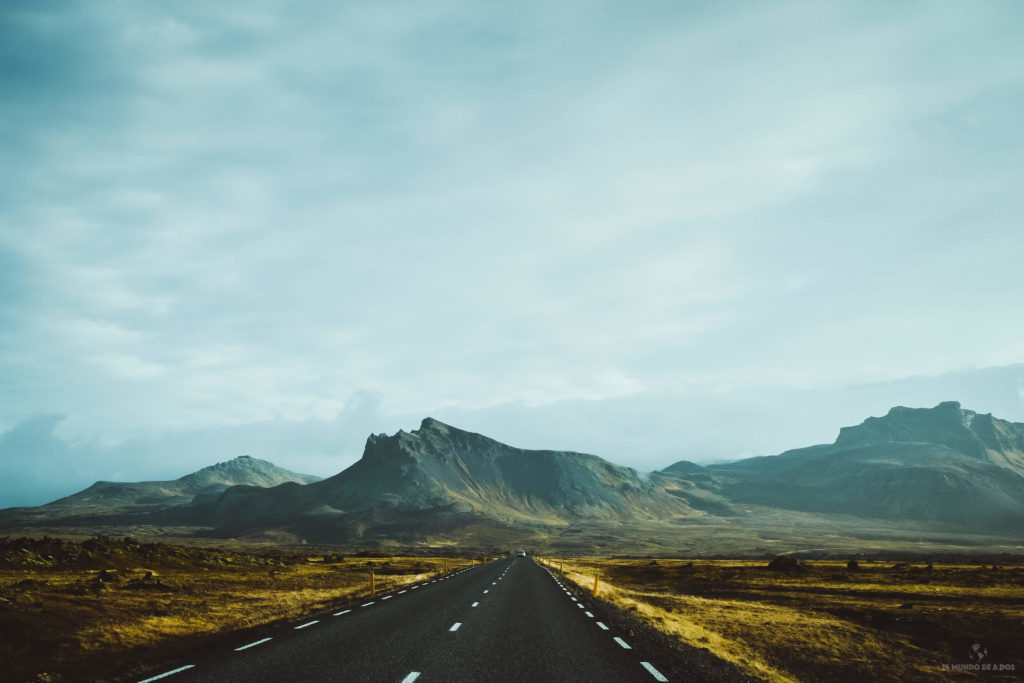 Camino por los campos de lava de Islandia. Guía para viajar a Islandia
