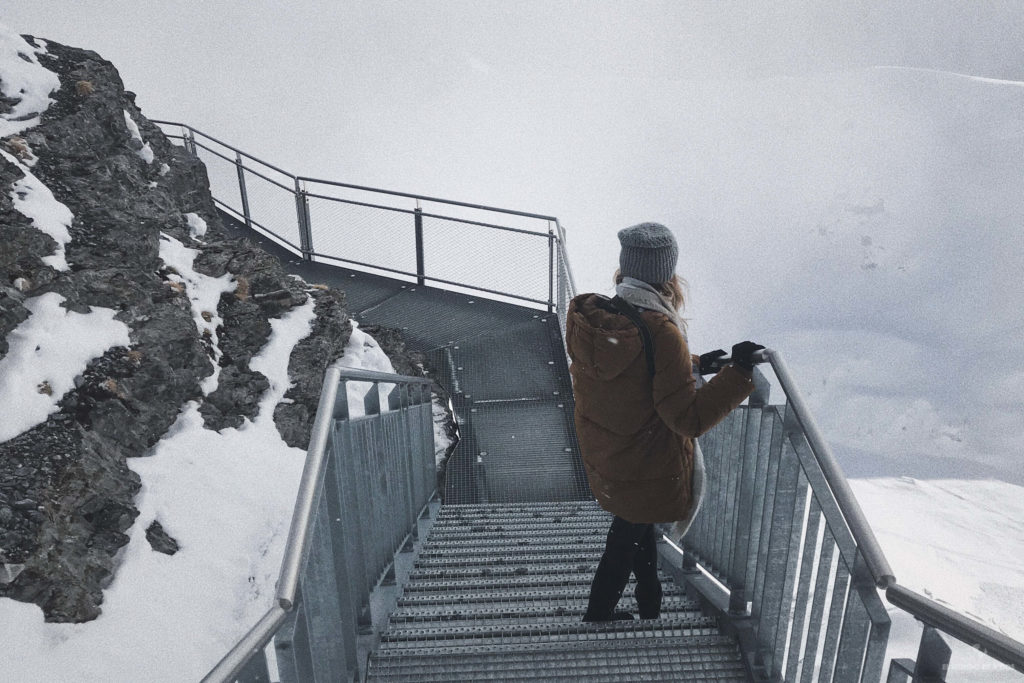 Caminando por el precipicio en Suiza en invierno