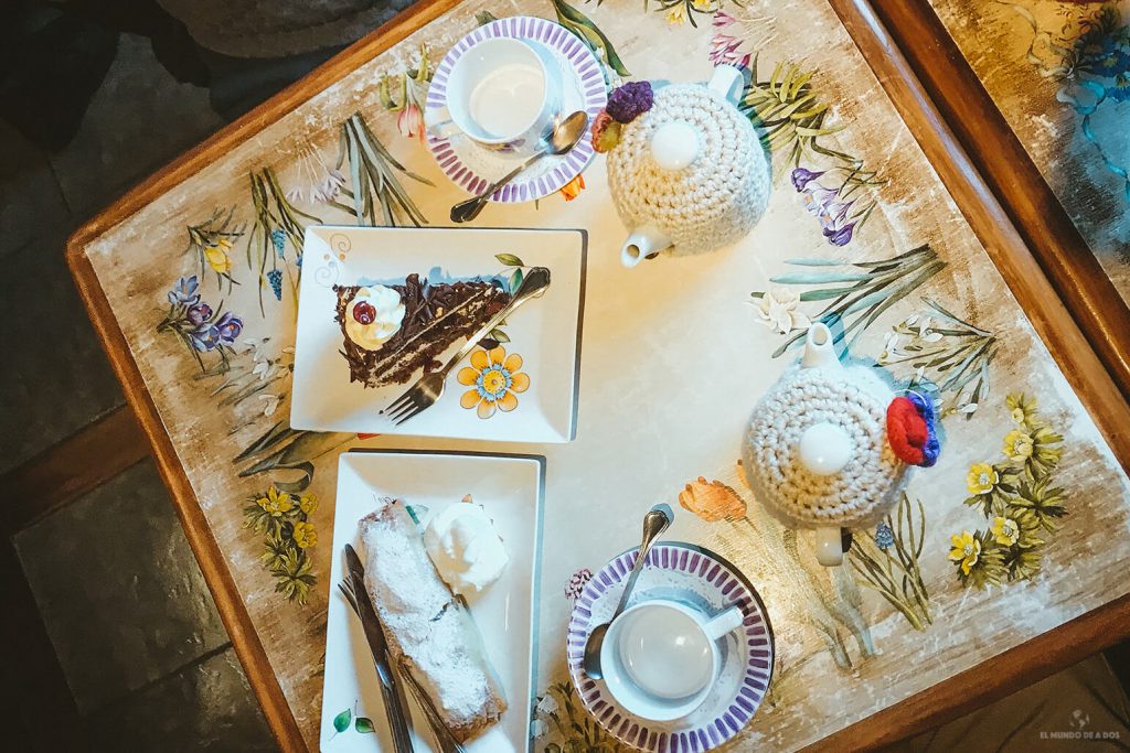 Mesa pintada a mano en Paila Co - Mejores casas de té en Bariloche