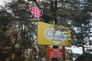 Cartel de entrada a Chiado - Mejorescasas de té en Bariloche