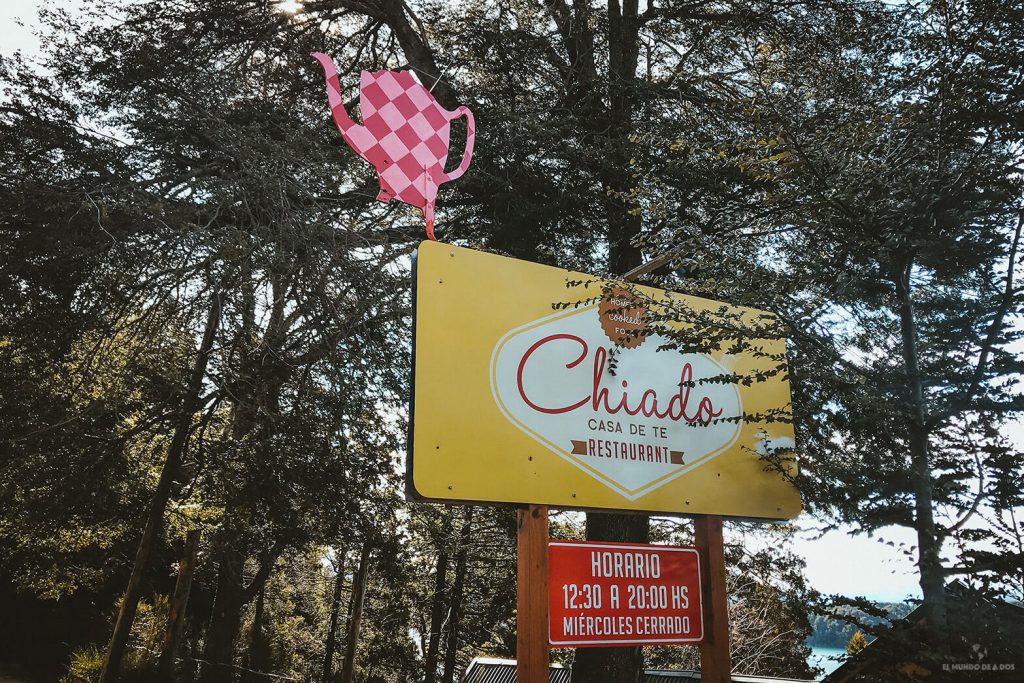Cartel de entrada a Chiado - Mejorescasas de té en Bariloche