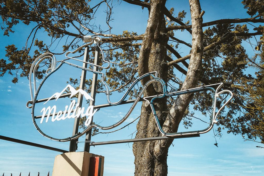 Letrero a la entrada de Meiling